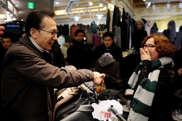 ▲ 이명박 대통령이 28일 오후 설맞이 민생탐방으로 새벽 동대문시장을 방문해 상가 상인과 악수를 나누고 있다. ⓒ 청와대