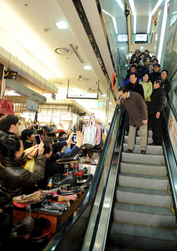 ▲ 이명박 대통령이 28일 오후 설맞이 민생탐방으로 새벽 동대문시장을 방문해 사진을 찍는 시민들의 요청에 맞춰 포즈를 취하고 있다. ⓒ 청와대