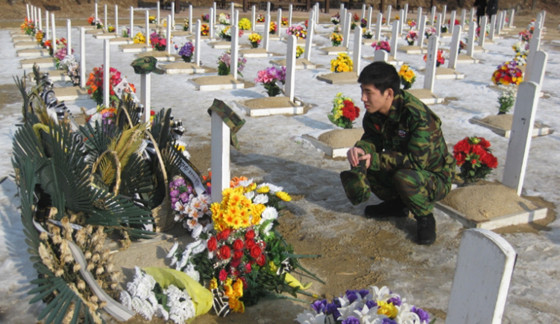 ▲ 최주호 병장이 전역하는 길에 대전 현충원을 찾아 전사한 동료들의 묘비를 바라보고 있다.ⓒ‘해병대 사랑모임’ 캡처