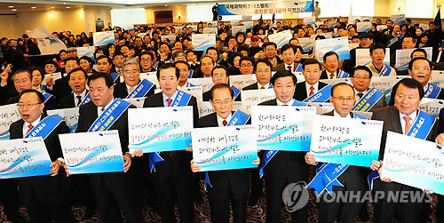 ▲ 이회창 대표를 비롯한 자유선진당 국회의원과 지방자치단체장, 당원 등 300여명이 16일 오후 대전시 서구 오페라웨딩에서 '국제과학비즈니스벨트 공약이행 촉구대회'를 갖고 "이명박 대통령은 '국제과학비즈니스벨트 충청권 조성'이란 대선공약을 즉각 이행하라"고 촉구하고 있다ⓒ 연합뉴스