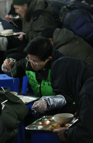 ▲ 김문수 지사가 노숙인들과 함께 식사를 하는 모습ⓒ자료사진