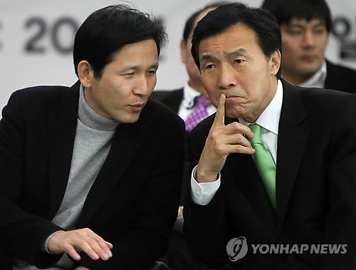 ▲ 손학규 대표가 우제창 의원과 진지한 표정으로 이야기를 나누고 있다. ⓒ연합뉴스