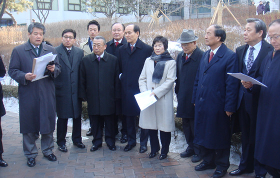 ▲ '복지 포퓰리즘 추방 국민운동본부'는 31일 전면 무상급식 반대 주민투표 시행을 위한 신청서를 서울시에 제출했다.ⓒ뉴데일리
