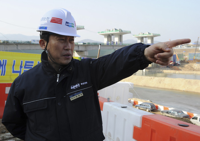 ▲ 두산건설 전찬건 소장이 마애불 현장에서 상류쪽을 가리키고 있다.