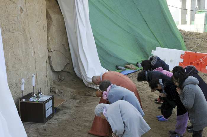 ▲ 낙단보 마애불 앞에서 인근 사찰의 승려와 신도들이 불공을 드리고 있다.