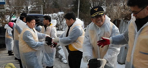 ▲ 31일 손창완 경찰대학장과 경찰대학 교직원 봉사동아리 '이웃사랑 섬김 봉사단' 단원들이 경기도 용인시 백암면 일대 어려운 이웃을 위해 1000여 장의 연탄을 배달하고 있다. ⓒ경찰대학