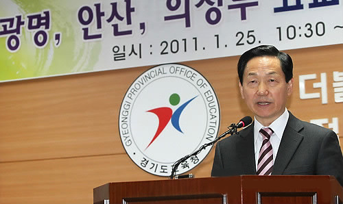 ▲ 김상곤 경기교육감이 여론의 도마 위에 올랐다. '권한'도 없는 평준화를 밀어붙이기식으로 추진하다 결국 실패, 학교 혼란을 자초했다는 것이다.