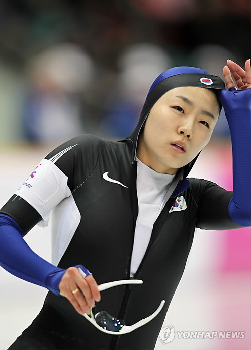 ▲ 제7회 아스타나-알마티 동계아시안게임이 계속된 1일 카자흐스탄 실내스피드스케이팅경기장에서 열린 스피드스케이팅 여자 500m 예선에서 이상화가 레이스를 마친 뒤 기록을 확인하고 있다.   ⓒ 연합뉴스