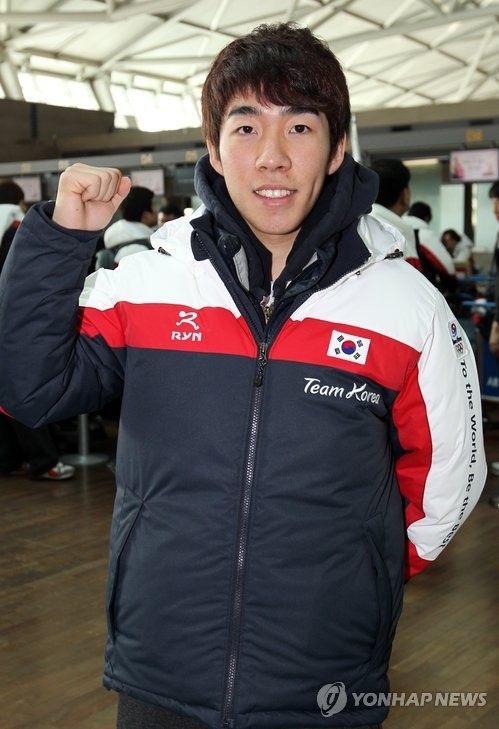 ▲ 제7회 동계아시안게임을 앞두고 27일 인천국제공항에서 쇼트트랙 이호석이 선전을 다짐하며 파이팅하고 있다.  ⓒ 연합뉴스