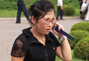 ▲ 평양 모란 공원에서 휴대전화를 사용하고 있는 소녀.ⓒRFA 캡처