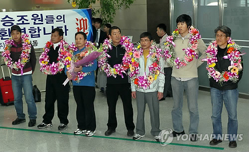 ▲ 2일 오전 삼호주얼리호 한국인 선원 7명이 귀국했다. 왼쪽부터 2기사 최일민, 조기장 김두찬, 기관장 정만기, 1기사 손재호, 조리장 선원 정상현, 3등 항해사 최진경, 1등 항해사 이기용씨. ⓒ 연합뉴스