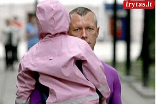 ▲ 사건 당시 한 언론에 실린 드라슈스 케디스의 모습. 딸을 안고 있다.ⓒ