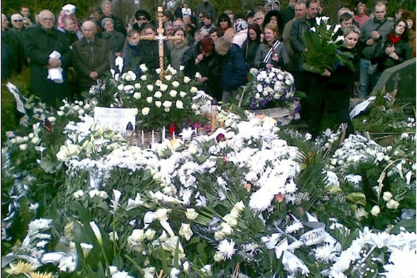 ▲ 드라슈스 케디스의 장례식 모습. 추모객의 수는 2만 명을 넘었다. 케디스는 지금까지도 리투아니아 국민들에게 '어린이의 수호자'로 여겨지고 있다.ⓒ