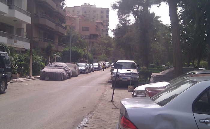 ▲ 카이로 시내 외국인거주지역 마아디 지구. 아이를 안은 채 걸어가는 등 주민들은 평화로운 모습이다. 김찬호 씨 제공.