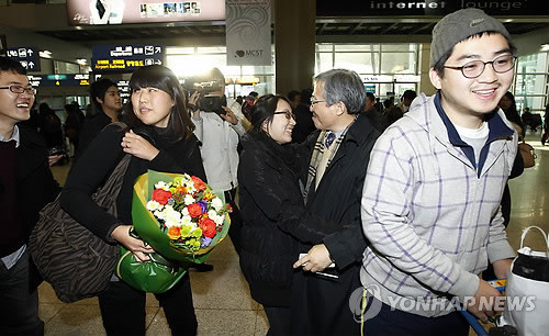 ▲ 카이로 시내 외국인거주지역 마아디 지구. 아이를 안은 채 걸어가는 등 주민들은 평화로운 모습이다. 김찬호 씨 제공.
