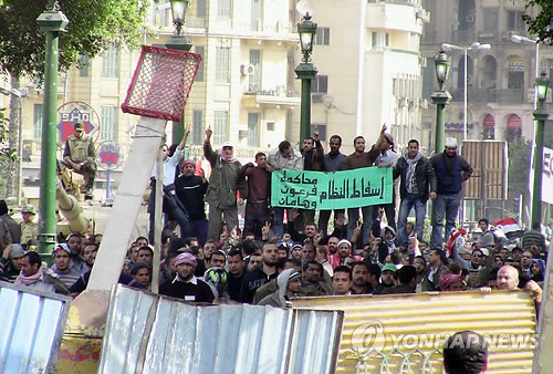 ▲ 따흐리광장에 모인 반정부 시위대. 투석기까지 갖췄다.