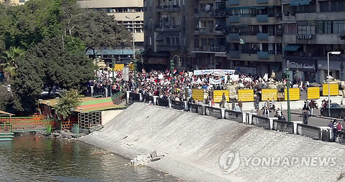 ▲ 무바라크 지지 시위대가 나일강변을 행진하고 있다.
