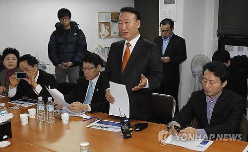 ▲ 안경률 의원이 지난달 26일 서울 여의도 `내일로' 사무실에서 열린 한나라당 친이(친이명박)계 의원 모임인 `함께 내일로'의 개헌 공론화 관련 간담회에서 모두발언을 하고 있다.ⓒ 연합뉴스