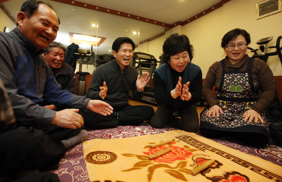 ▲ 4일 김문수 경기지사가 최접경지역 대성동 마을을 방문, 주민들과 윷놀이를 하고 있다.ⓒ경기도