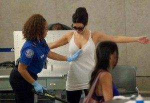 ▲ 가슴골을 수색당하는 여성.ⓒ프레스1 캡처