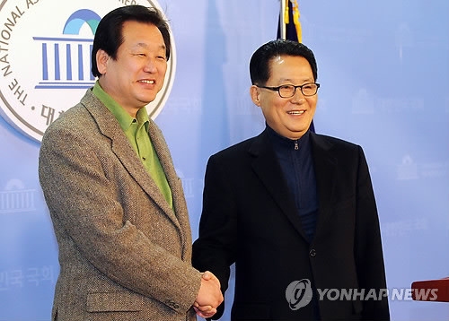 ▲ 한나라당 김무성 원내대표와 민주당 박지원 원내대표가 6일 오후 국회 정론관에서 공동기자회견을 한 후 악수를 하고 있다. ⓒ연합뉴스