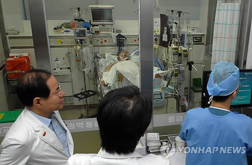▲ 소말리아 해적이 쏜 총탄에 맞아 쓰러진 뒤 13일 만인 지난 3일 처음으로 의식을 회복한 삼호주얼리호 석해균(58) 선장이 밤새 호흡곤란 증세를 보여 4일 새벽 호흡보조 장치를 다시 달았다. 이날 오전 의료진이 석 선장의 상태를 지켜보고 있다. ⓒ연합뉴스