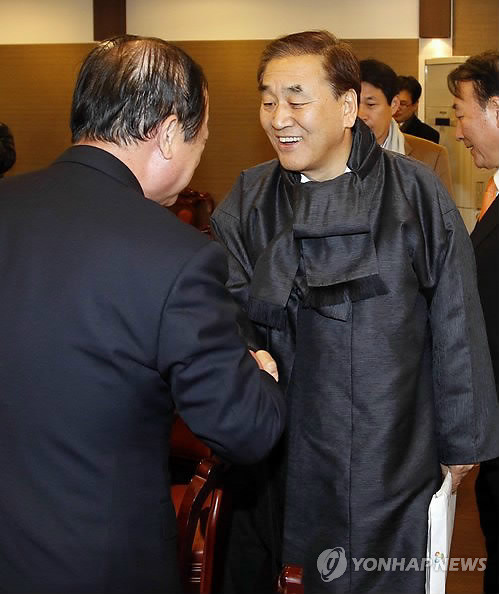 ▲ 이재오 특임장관이 6일 오후 여의도의 한 식당에서 열린 '함께 내일로'의 개헌 간담회에서 참석자들과 인사를 하고 있다. ⓒ연합뉴스