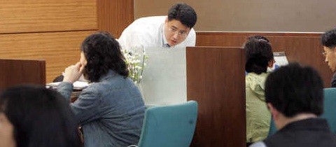 ▲ 금리인상 소식에 예금자들은 술렁이고 있다. 사진은 북적이는 은행창구 모습 ⓒ 연합뉴스