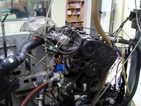 ▲ 노후 디젤엔진을 LPG연료용으로 개조한 엔진.