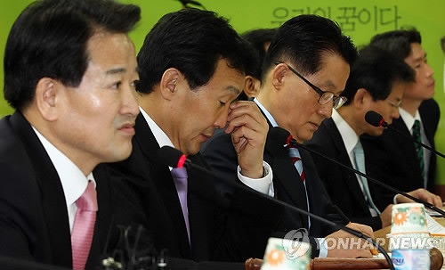 ▲ 민주당 손학규 대표와 박지원 원내대표가 7일 오전 영등포 당사에서 열린 최고위원회의에서 굳은 표정으로 자리하고 있다. ⓒ연합뉴스