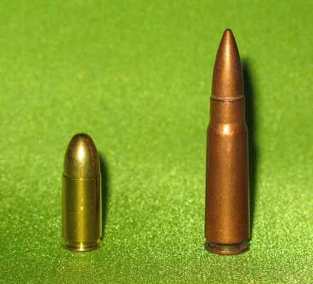 ▲ 왼쪽이 MP5에 쓰이는 9mm 탄, 오른쪽이 AK-47에 쓰이는 7.62mm 탄이다.