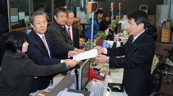 ▲ 8일 오전 복지포퓰리즘 추방 국민운동본부' 공동 대표들이 전면 무상급식 반대 주민투표를 위한 청구인 대표자 증명서를 교부받고 있다. ⓒ 뉴데일리