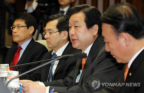 ▲ 한나라당 김무성 원내대표가 8일 오전 국회에서 열린 원내대책회의에서 영수회담과 등원을 둘러싼 민주당과의 갈등에 대해 의견을 밝히고 있다. ⓒ연합뉴스