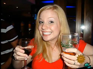 ▲ 미국의 한 여교사가 페이스북에 올린 술잔을 든 모습의 자신의 사진 때문에 교사직에서 물러났다.ⓒCBS 캡처