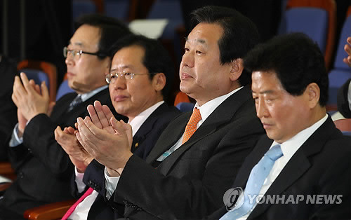 ▲ 8일 오후 국회에서 열린 개헌논의 한나라당 의원총회에서 당지도부가 박수를 치고 있다. ⓒ연합뉴스