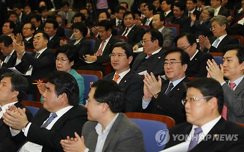 ▲ 일 오후 국회에서 열린 개헌논의 한나라당 의원총회에서 의원들이 모두발언을 듣고 있다. ⓒ 연합뉴스