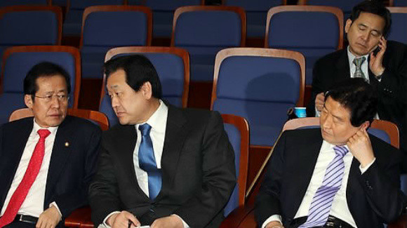 ▲ '의원들은 언제오지?' 한나라당 지도부가 9일 오후 국회에서 열리는 개헌 의원총회의 시작을 기다리고 있다. 앞줄 왼쪽부터 홍준표 최고위원, 김무성 원내대표, 안상수 대표, 심재철 정책위의장. ⓒ 연합뉴스