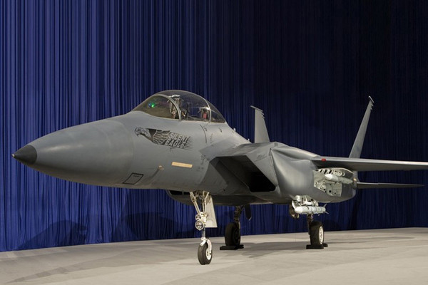 ▲ F-15SE(Silent Eagle)의 모습. 공기흡입구 옆에 무기장착판(파일런)이 보인다.ⓒ