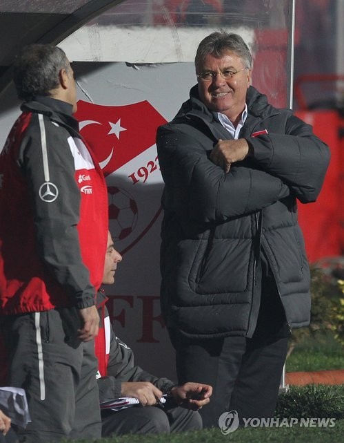 ▲ 10일 오전 (한국시간) 터키 트라브존스포르 경기장에서 열린 한국과 터키와의 평가전에서 히딩크 터키팀 감독이 여유있는 표정을 보이고 있다.  ⓒ 연합뉴스