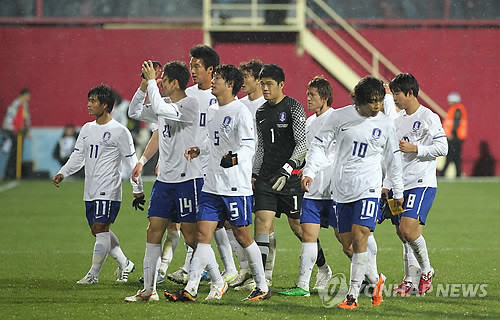 ▲ 10일 오전 (한국시간) 터키 트라브존스포르 경기장에서 열린 한국과 터키와의 평가전에서 양국 선수들의 몸싸움으로 터키 선수 한명이 퇴장한 가운데 경기를 끝낸 대표팀 선수들이 서로 인사도 없이 돌아서 아쉬움을 남겨주고 있다.  ⓒ 연합뉴스