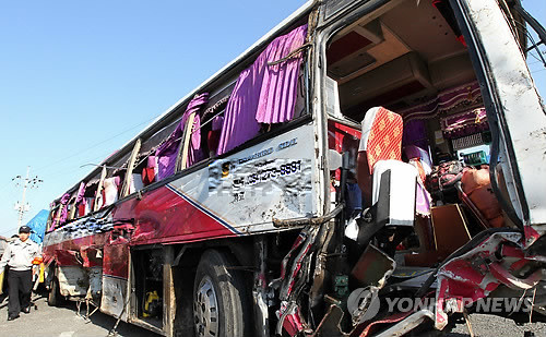 ▲ 관광버스 사고 현장. 고정되지 않은 적재물이 있거나, 가무를 할 경우 피해가 커진다.