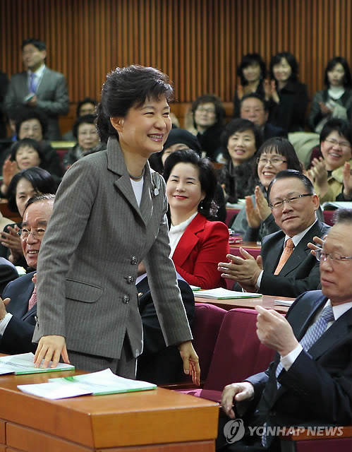 ▲ 박근혜 한나라당 전 대표가 10일 오전 국회 헌정기념관 대강당에서 열린 '세계물포럼 한국유치 및 먹는물 관리법 선진화 방안 토론회'에서 인사를 하고 있다. ⓒ연합뉴스