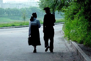 한적한 길에서 산책을 즐기는 북한 남녀들.ⓒ자료사진