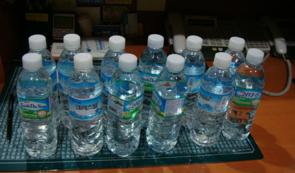 ▲ 이번 검사 결과 적발된 숙박업소 생수통. 이 업체는 손님이 마신 생수통을 씻지도 않은 채 그대로 다시 수돗물을 넣어 다시 제공했다. ⓒ 서울시청