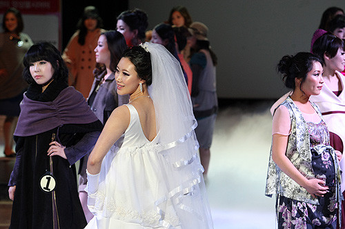 ▲ 10일 성남아트센터 앙상블시어터에서 열린 ‘경기맘 D라인 패션쇼’에서 모델로 나선 임신부들이 다양한 포즈를 선보이고 있다.ⓒ뉴데일리