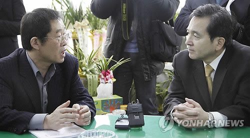 ▲ 한나라당 심재철 정책위의장이 11일 오후 여의도 한국노총을 방문, 이용득 위원장과 대화를 나누고 있다. ⓒ 연합뉴스