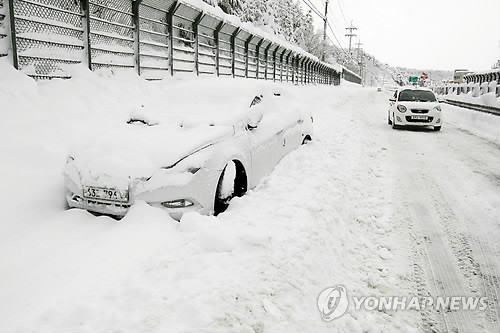 ▲ 강원도 동해안에서 적설량 1m에 가까운 ‘눈폭탄’이 쏟아지면서 곳곳에서 피해가 속출하고 있다. ⓒ연합뉴스