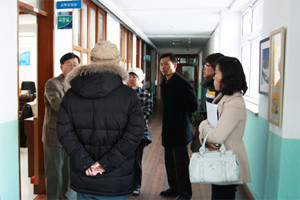 ▲ 춘천 호반초등학교가 교장공모제를 실시하면서, 징계 등의 특별한 결격 사유가 없는 한 선발인원의 3배수를 순위를 매겨 추천하도록 한 정부 지침을 어기고 한명만 추천해 학부모들의 반발을 사고 있다. 10일 오전 해당 학교 학부모들이 학교를 방문, 선정기준을 공개하라고 요구하고 있다.ⓒ양구희망신문 캡처