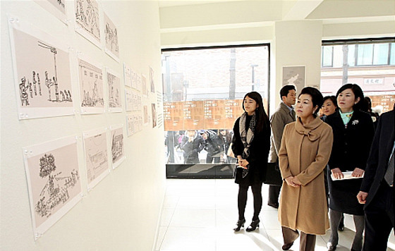 ▲ 이명박 대통령 부인 김윤옥 여사가 13일 인사동에서 열리고 있는  북한 정치범수용소의 실상을 고발한 사진전 ‘그곳에는 사랑이 없다’를 관람하고 있다.ⓒ청와대 제공