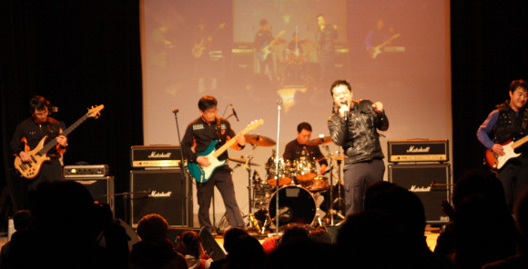 ▲ 시민의 한 사람으로 참가한 서울시 소방관들로 구성된 '119 밴드'의 공연 모습. ⓒ 뉴데일리